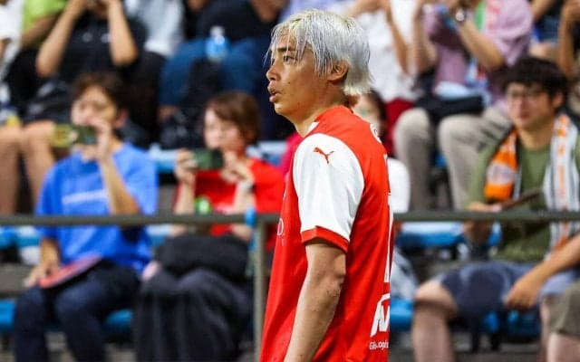 伊東純也がスタンドでメガホン!？ リーグ・アン公式が来日中の姿をピックアップ、その中にまさかのモノマネ芸人・似東純也さん「幸せです」