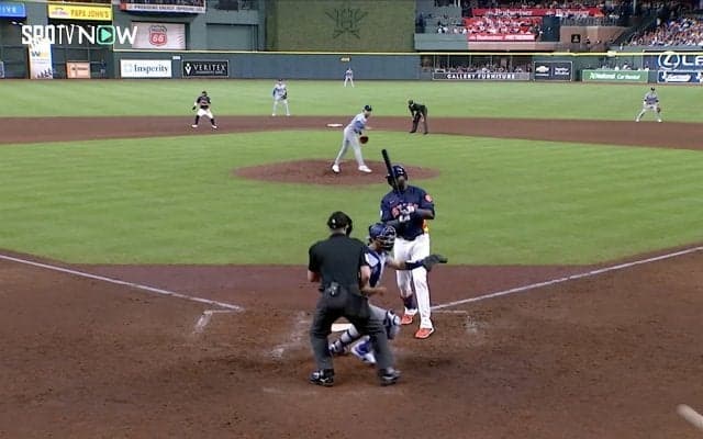 「あんなボール見たことない」 ドジャースのベテラン右腕が大暴投 予想外の“失点回避”に解説者も苦笑した瞬間