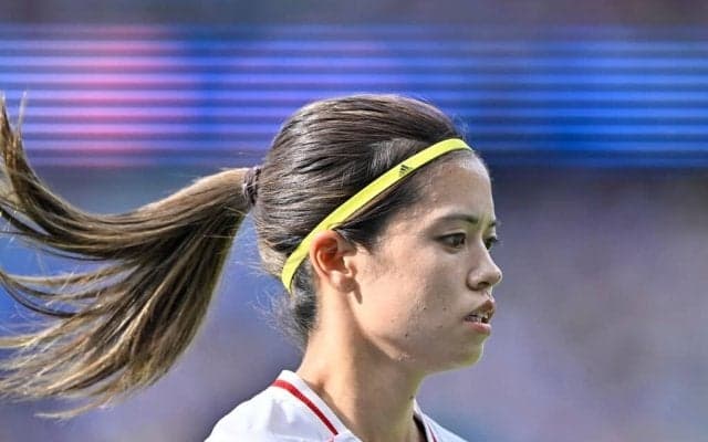 負傷離脱・清水梨紗のために長谷川唯が試合後のピッチで観客席に「盟友のユニフォーム」掲げる……試合中はベンチにかけ、離れていても共闘姿勢見せる