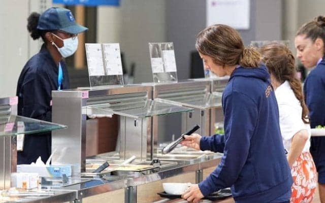 「選手たちは死に物狂い」元豪競泳選手が問題噴出の“食事事情”に苦言「ビーガンメニューの多く、肉不足らしいんだ」