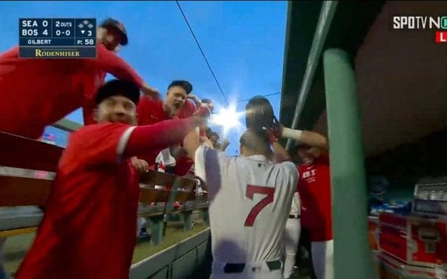 「泣けてくる」吉田正尚、豪快アーチでチームメイトから手荒い祝福 ライバル加入に“一発回答”でレギュラー争い受けて立つ…ファンも興奮「使い続けてほしい」