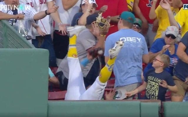 ハプニング発生！ 客席に突撃してボールキャッチ→体ごと転落してホームランにしてしまう「大丈夫かよ…」「惜しすぎる」