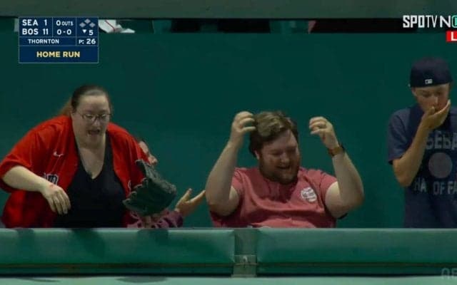 一体、何が？ 特大ホームランで観客に“異変”が起きた…千載一遇のチャンスを逃した瞬間の爆笑リアクションが話題に「ナイス観客w」