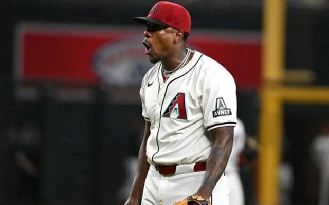 防御率2点台も3度目の“戦力外”　NPB最速166キロも…元巨人助っ人を襲う苦境