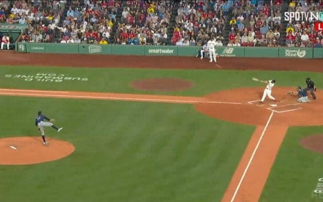 吉田正尚のホームランでブルペンに異変…完璧すぎる一発にチームメイトも“お手上げ”リアクション「完璧すぎた」「ええもん見れたわ」