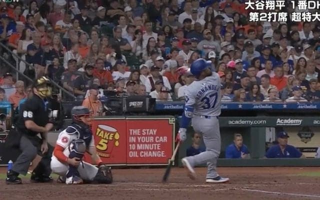 体どうなってんだよ！ “一回転変態打ち”がヤバすぎる 「今のはスゴい」解説者が大絶賛… ド軍ヘルナンデスの超人的な一撃