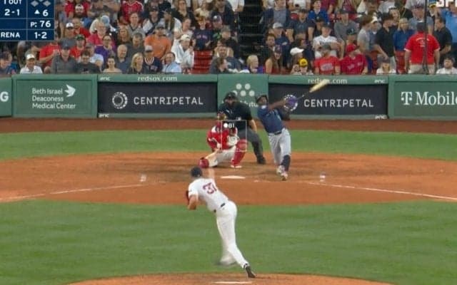 どこまで飛ばすんだよ！ 電撃トレード移籍の「腕組みドヤ顔」男があわや場外のホームラン　アロザレーナ、超特大“グリーンモンスター超え”豪快弾