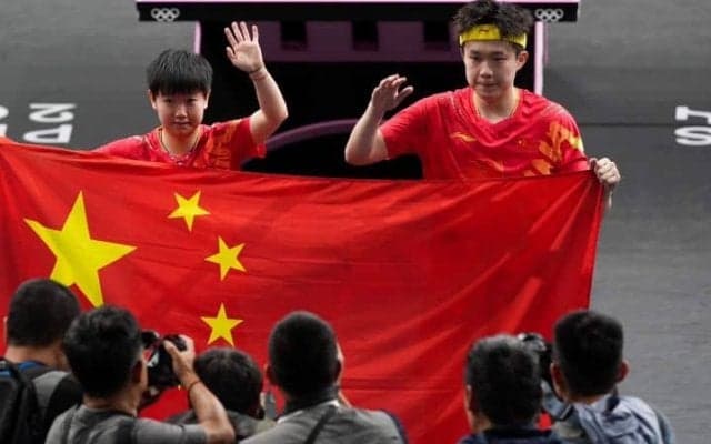 「誰が踏んだんだ！」中国の卓球王者を襲った悲劇 混合V直後にカメラマンがラケット破壊で憤怒「理解ができない」【パリ五輪】