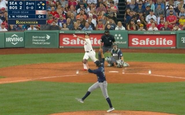 ネット炎上！ 鈴木誠也、酷すぎる判定にメチャクチャにされる　ストライクとボールが逆？の“問題シーン”「辞めさせろ！」「完全に誤審だろ」