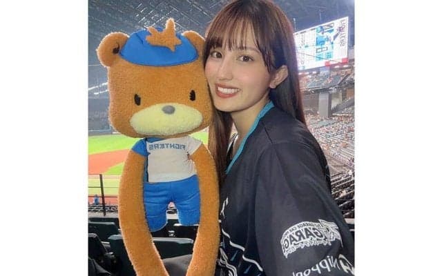 日本ハム、“ガチファン”グラドルが2軍で始球式　公園で練習「ストライク取りたい」