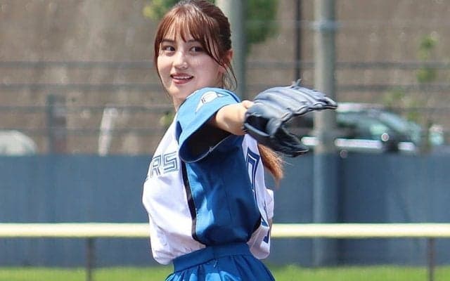 人気急上昇グラドルがミニスカで可憐な始球式　ワンバンも「この場所で投げられて満足」