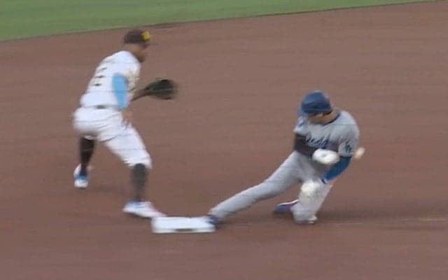 心臓に悪すぎる… 大谷翔平にボールが直撃！ ファン悲鳴… 盗塁時に“激痛ハプニング”発生　解説者「電気が走るところね」