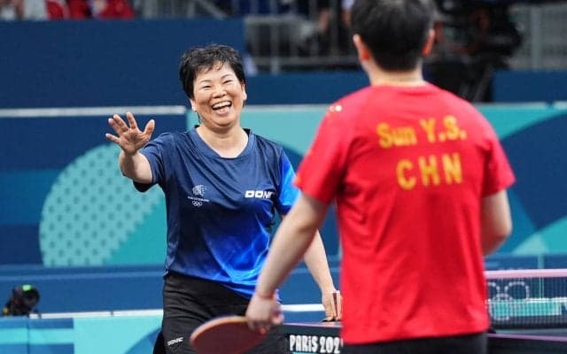 女子卓球の絶対女王・孫穎莎が61歳レジェンドと見せた友情　中国メディアが“38歳差対決”に脚光「勝ち負けは重要ではない」【パリ五輪2024】