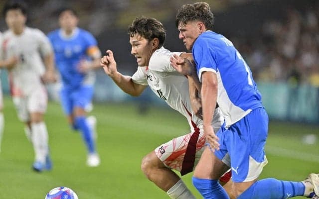 パリ五輪・U23サッカー日本代表の「大量の青いゴミ袋で現地ファンまで応援巻き込み大作戦」がナントにも上陸！ 場内一角を青に染め上げ、迫力のウエーブも見せた