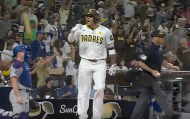 おい！ お前ら、もっと来んかい！ バットをぶん投げて叫ぶ“確信ブチギレ歩き”　パドレスの暴れん坊・マチャド、起死回生の豪快弾「カッコ良すぎる」「まさに4番」