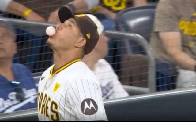 メンタル強すぎる！ 風船ガムを膨らませながら… パドレスの“暴れん坊”が衝撃のスーパープレー　名手マチャド、余裕の“神キャッチ”