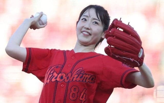 広島コーチの美人妻が「可愛かった」　マツダに降臨…豪快足上げ投球が「最高」