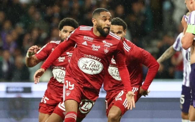 躍進のブレストが昨季レンタル加入の左SBアマヴィを獲得！ マルセイユでは長友佑都とのポジション争いも