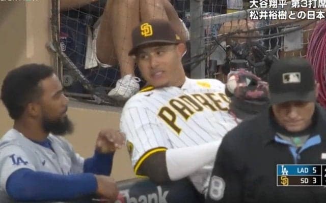 球場騒然！ 一体、何が起きた…！？ パドレスの“暴れん坊”がドジャースベンチに乱入… “衝撃の行動”がヤバすぎると話題に「えっ？w」「何なんこれ」