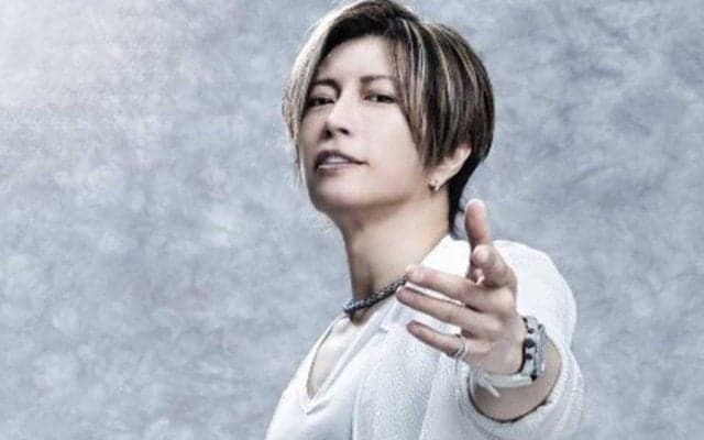 黒ずくめGACKTがファーストピッチ　サウスポーから豪快投球に球場どよめき