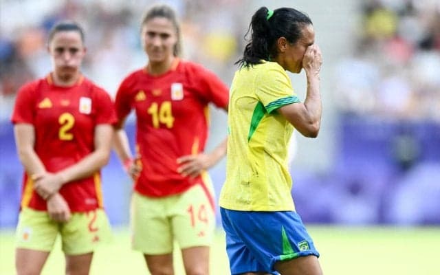 危険プレーで一発退場…涙で退場のブラジルの重鎮38歳FWマルタの行動にスペインの選手はリスペクト「偉大さを感じた」「偉大なレジェンドだった」