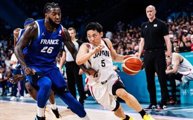 日本代表の河村勇輝がNBAスター選手と並んで紹介…五輪第2戦の“トップパフォーマー”に選出