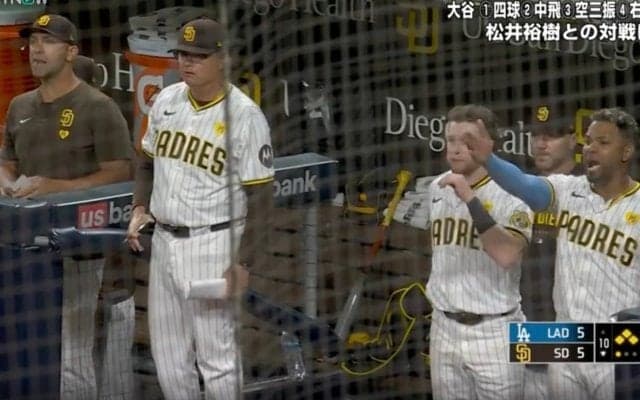 おい！何やってんだよ！ ド軍・ロバーツ監督が“謎の行動”→パドレスのベンチ全員総出で“猛烈クレーム”を入れる瞬間「そりゃキレるだろｗ」「時間稼ぎにしか見えない」