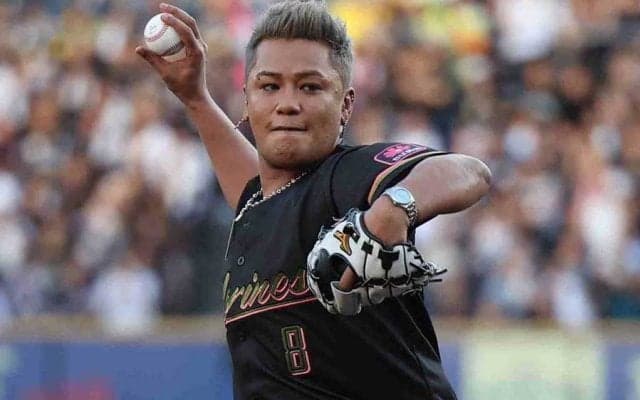 人気タレントの“剛速球”に騒然「普通に速い」　貫禄のフォーム…元野球部が豪快一投