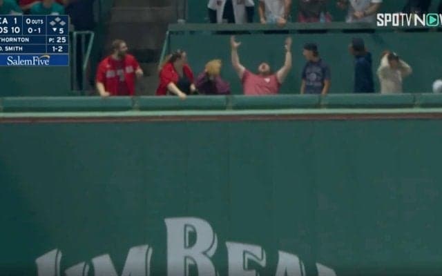 アイツは一体、誰なんだ…！？ ネット上で話題沸騰！ ホームランボールが直撃した“熱狂的すぎるファン”が話題に「ボールあげたれ」「たしかにこれは悔しいわ」