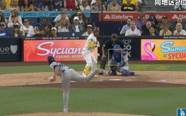 打者ポカーン… こんな変な動き見たことない…！？ “絶滅危惧種”の魔球がヤバすぎる　“謎のハイネック男”のスクリューボールが話題に「山本昌かな？」