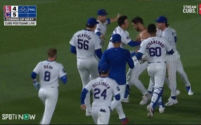 「脱がすなw」「鈴木誠也も主犯格」 劇的サヨナラ打でユニ“破れる”…歓喜の瞬間にSNS沸騰