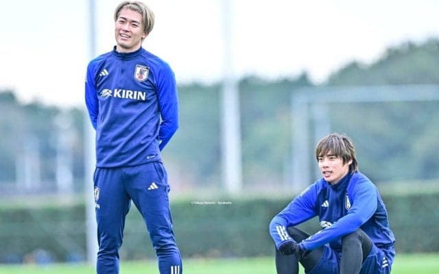 「セカンドユニカッコいい！」S・ランスの“光沢ブルー”新アウェイユニ＆モデル起用の日本人コンビが話題！「純也さんの銀髪が映える」「敬斗くんの笑顔の破壊力」の声