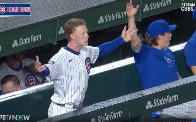 一体、何が起きた！？ 鈴木誠也、豪快アーチ後にハプニング発生… 喜びすぎた同僚の様子がおかしくなる「興奮しすぎw」「いい奴そうだな」