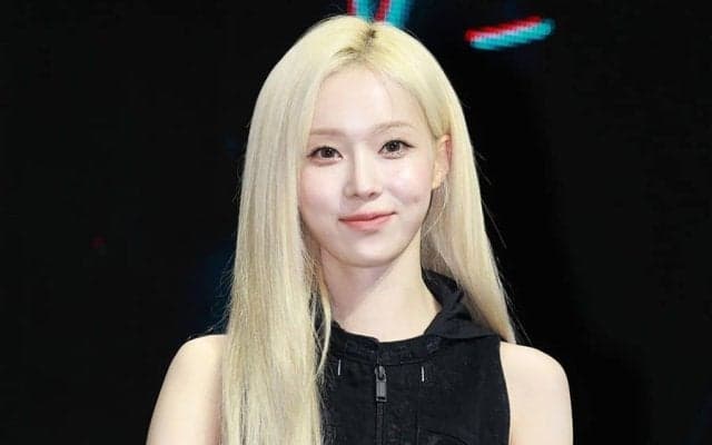 舌ペロ…ヘソ出し美女が“大バズり”　照れ照れ豪快投球に大興奮「たまらん」