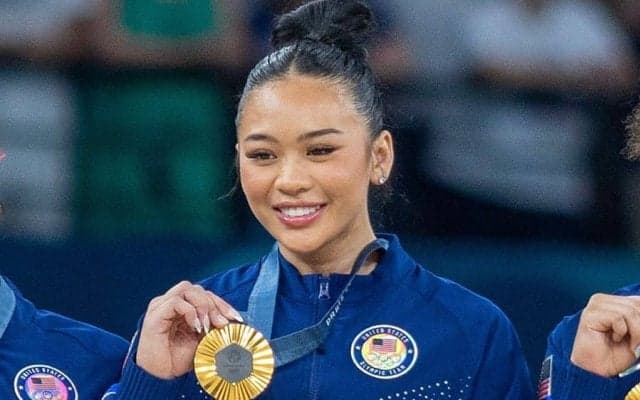 パリ五輪金メダリストの“軟体始球式”が「史上最高」　宙に浮く女王が「一番好き」