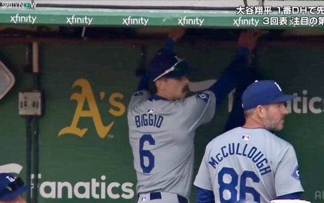 試合中にグラブが消えた！ 一塁手がミット紛失…異例の中断＆“大捜索”に敵地ブーイング ドジャース戦で珍事