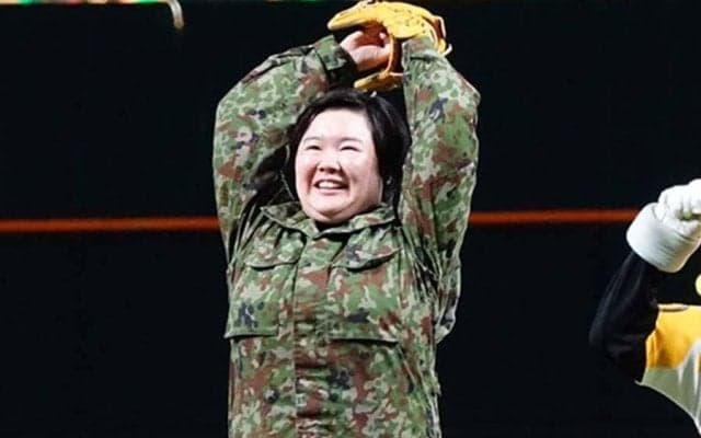 人気芸人「やす子」が完璧ノーバウンド投球　球場入りで渋滞巻き込まれ「ドッキリかと」