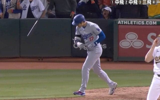 球場騒然！ 大谷翔平、怒りのバット投げ！ 弾丸ライナー→“確信ブチキレ歩き”がヤバすぎると話題に「カッコ良すぎる」「復活してほしい」