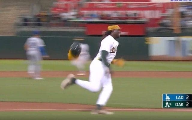 どうなってるんだ…！？ ヘルメットを“ヒールキック”して爆走！？ アスレチックスの斬り込み隊長が“ミラクル走塁”「ここだけ見ると完全に違うスポーツ」