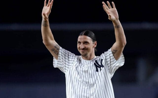 イブラヒモビッチがヤンキー・スタジアムで投球！ 「レジェンドだ」「ズラタンが降臨」と沸く中ヤンキースの試合で始球式、ピッチングの腕前は？!