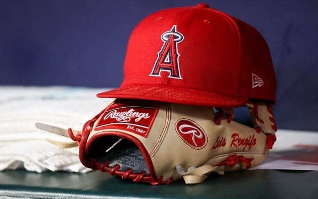 13歳少女の“剛球”に騒然　半袖ショートパンツで衝撃の一投…米放送局「なかなか速い」