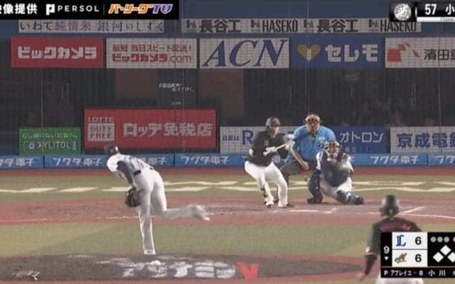 えっ？この場面でやるの…！？“奇策”で指揮官も笑顔のガッツポーズ　ロッテ・小川龍成が2死満塁で決めた“サヨナラバント安打”の瞬間