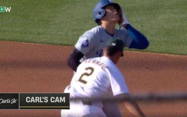 ネット騒然！一体、何が起きた…！？ 大谷翔平に“異変”が起きた… ベース上でまさかのアクシデント発生「大丈夫かよ」「もろに入ってるやん」