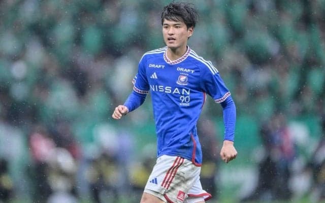 「スパイクが脱げてもそんなの関係ねぇシュート」J1横浜FMの20歳MFの“裸足”ゲームメイク＆ミドルシュートにどよめき！「脱げても打つ！」「決まってほしかった！」の声