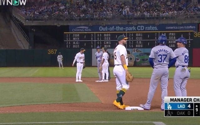 試合中なのに何やってんだよ！ 大谷翔平、相手チームの選手に“神対応”の瞬間　ファン騒然「めっちゃ優しい」「スーパースター感」