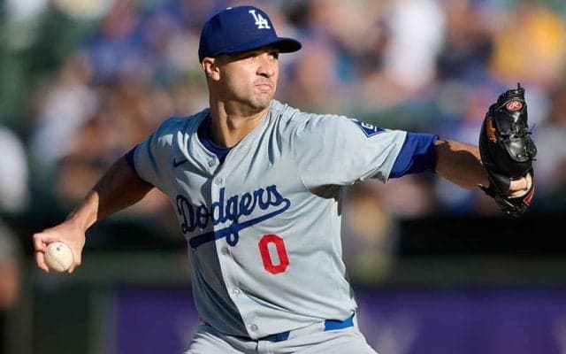 はみ出る胸…ド軍右腕の“強烈スタイル”が話題　中継流れ騒然「切りすぎじゃない？」