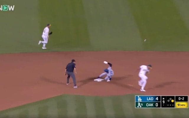 どこ投げてんだよ！ 大谷翔平、“不意打ち”盗塁がヤバすぎる　相手捕手の様子がおかしくなる「無警戒すぎるだろ」「走ると思わなかったのか？」