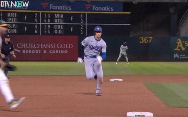 「ピッチャーやる気ないだろ」大谷翔平、いくらなんでも走りすぎ！ モーションを完全に盗む→余裕で“1試合3盗塁”を決める瞬間「50-50狙ってくれ」