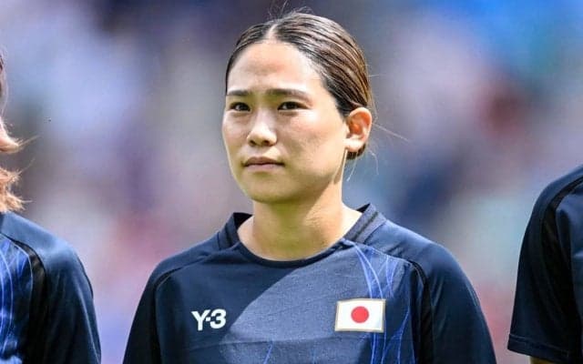 「すご！このメンツ」名門リバプールの錚々たる面々を従えるなでしこMFの新ユニフォームモデル写真が話題！「この3人に囲まれる風花さんもとてもすてき」の声