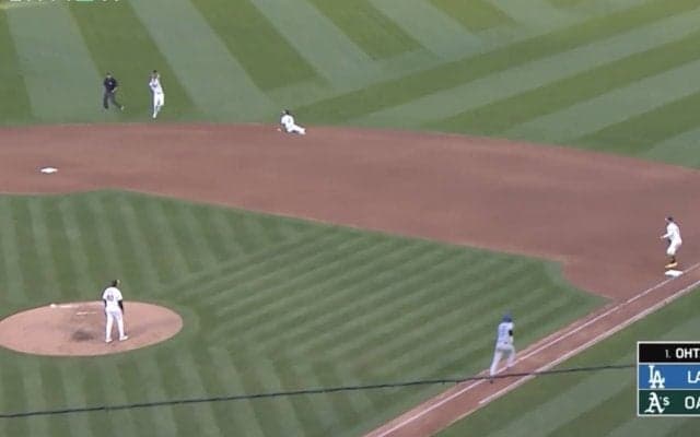 大谷翔平、“高速ゴロ”強襲打で相手野手にハプニング発生　146キロのボールを“打球速度165キロ”で打ち返す… ファン騒然「どうやって止めるの？」